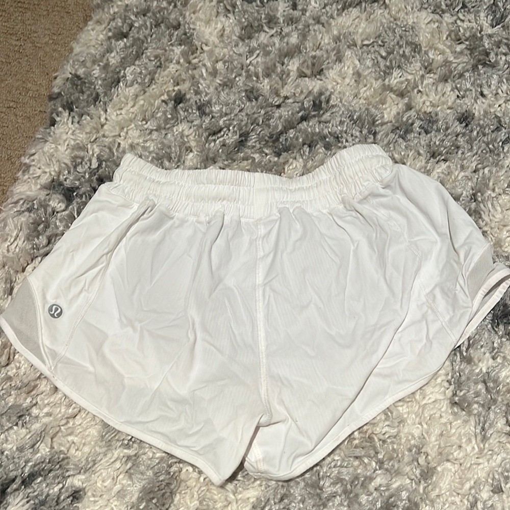 WHITE LULULEMON SHORTS 2.5 inch